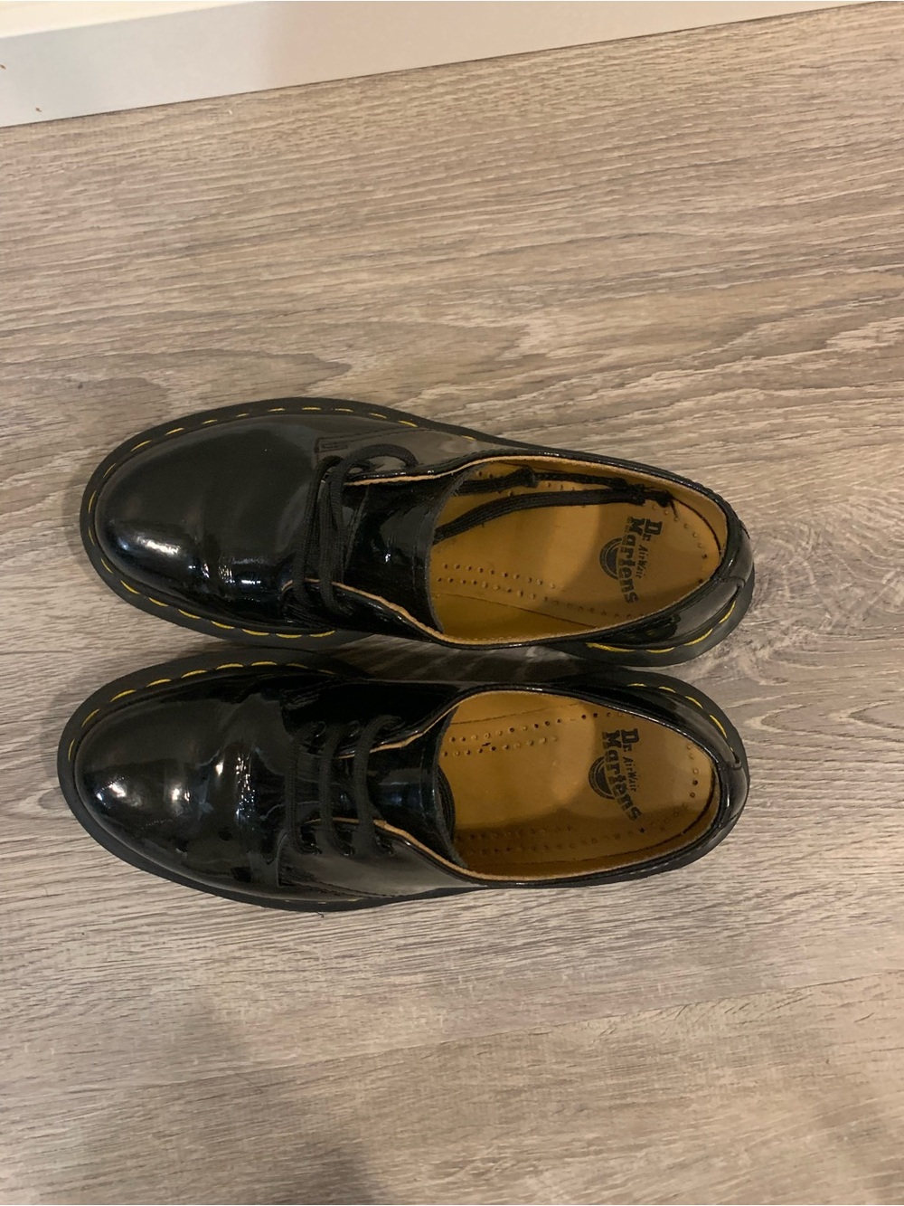 Women’s Dr. Martens Glossy Black Patent Leather Lace-Up Oxford loafers